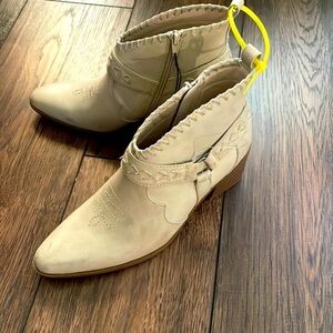 Frye and Co. Boots Distressed Cream Ankle Pointy western Palma shoe New size 9.5